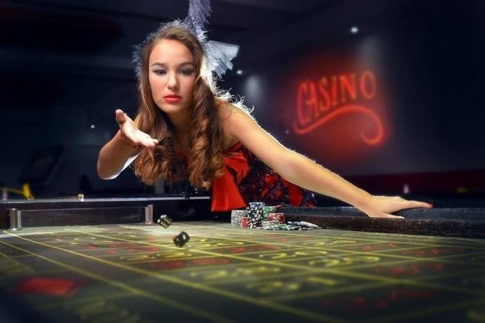 Sloomania ငွေသွင်းပြီး Sports Betting Live Casino Slot Games ကစားနေသောမြင်ကွင်း